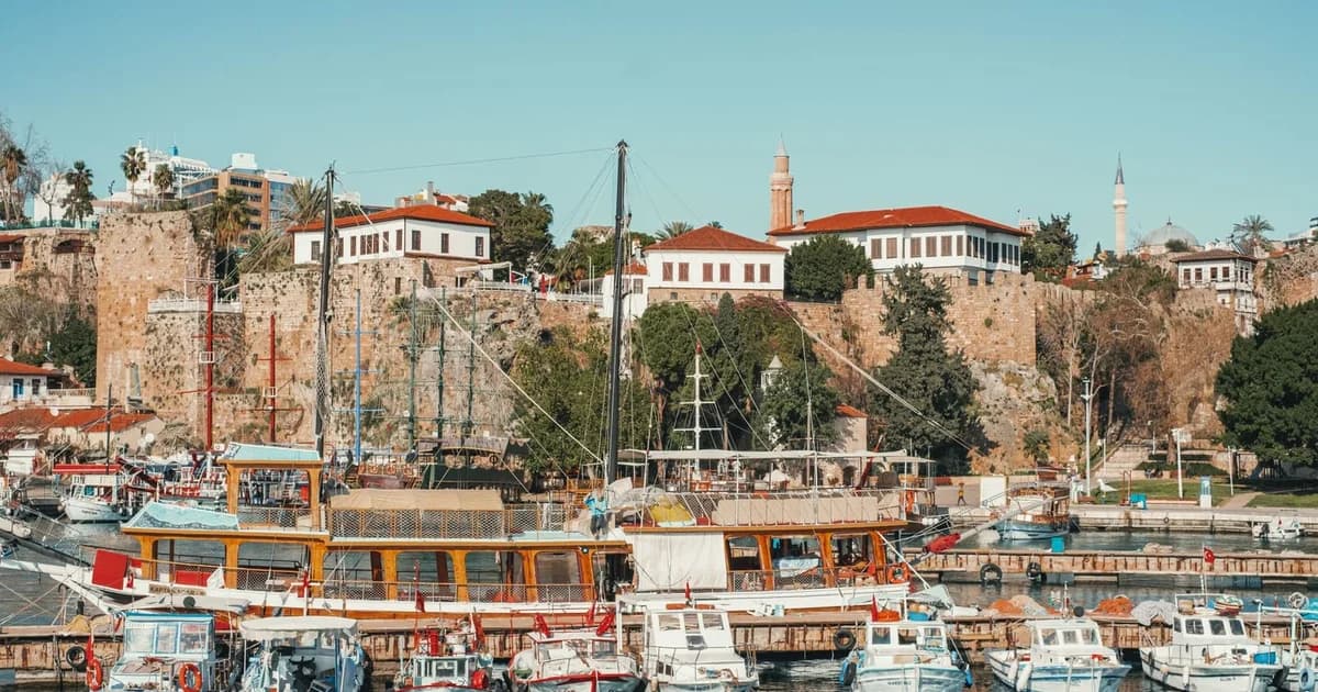Yachthafen und historische Mauern in Antalya-Kaleiçi