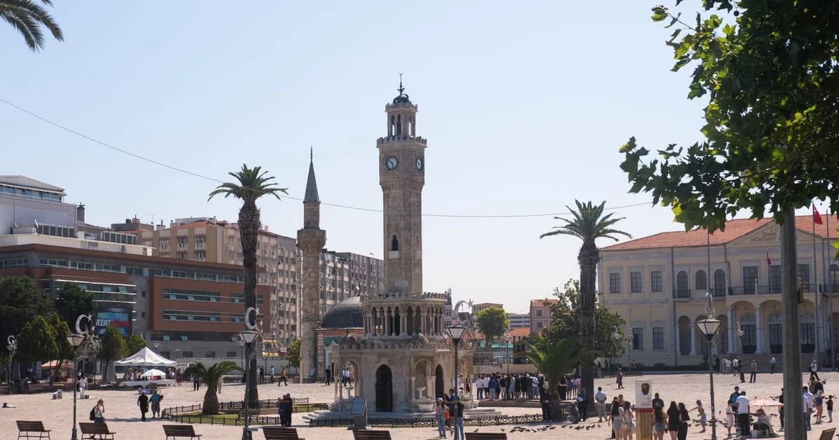 Konak-Platz und Uhrturm in Izmir