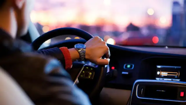 خدمة نقل احترافية — مركبة فاخرة لنقل المطار